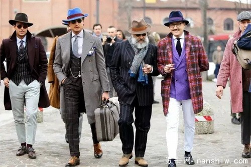 大衣都有那些分类?如何将大衣穿出走路生风的气魄?