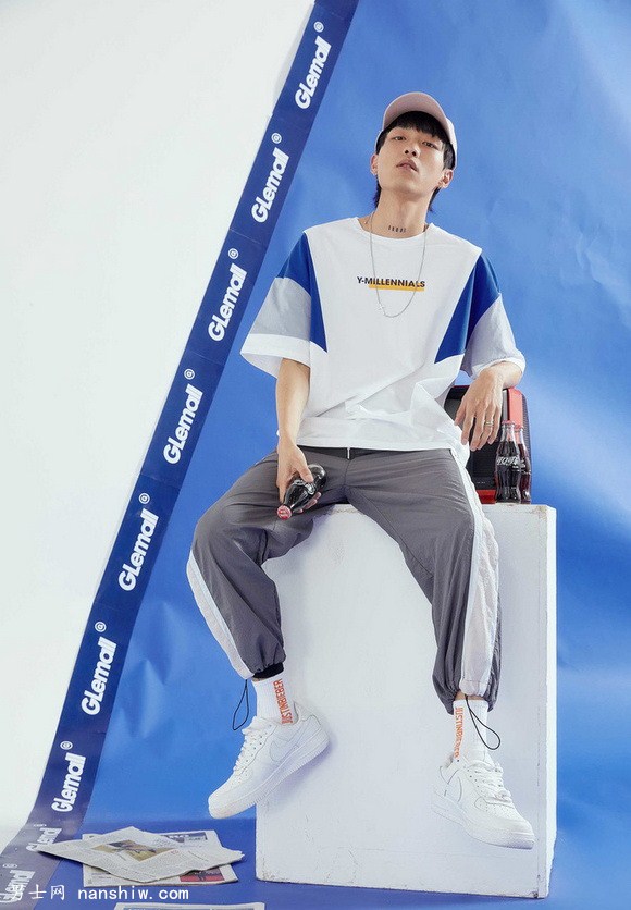 00后19岁要进大学门的少年怎么穿衣搭配,才能充满活力学院风