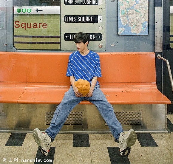 00后19岁要进大学门的少年怎么穿衣搭配,才能充满活力学院风