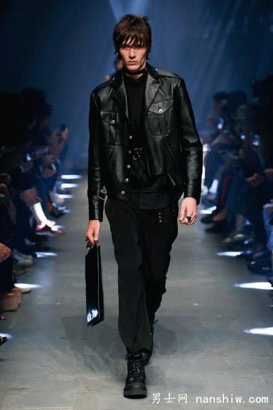 װƪVersus Versace 2017ϵʱװ㣺ȷƵȫ¶