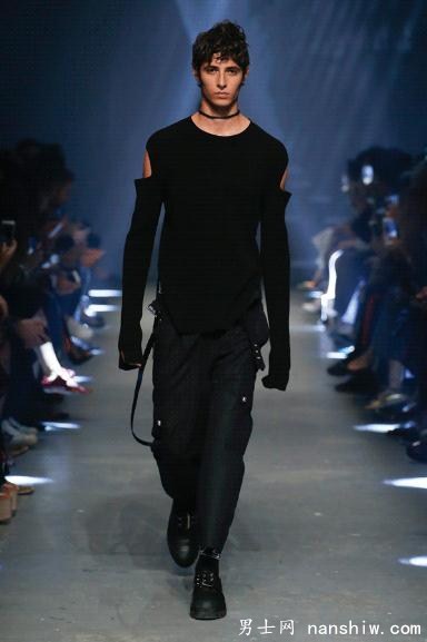 װƪVersus Versace 2017ϵʱװ㣺ȷƵȫ¶