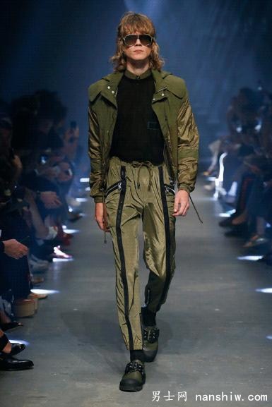 װƪVersus Versace 2017ϵʱװ㣺ȷƵȫ¶