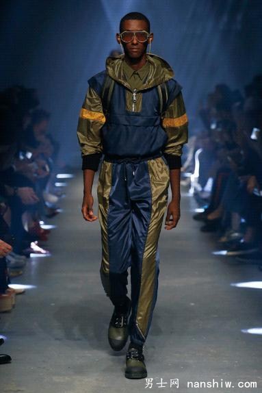 װƪVersus Versace 2017ϵʱװ㣺ȷƵȫ¶