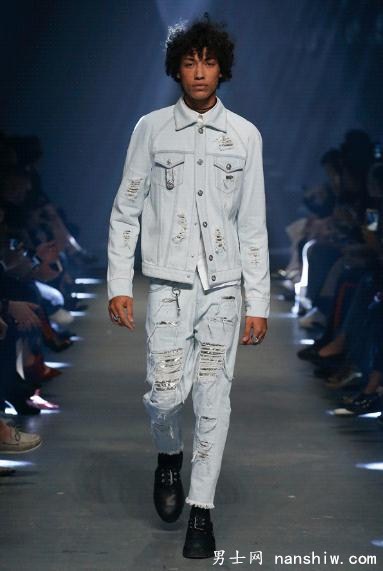 װƪVersus Versace 2017ϵʱװ㣺ȷƵȫ¶