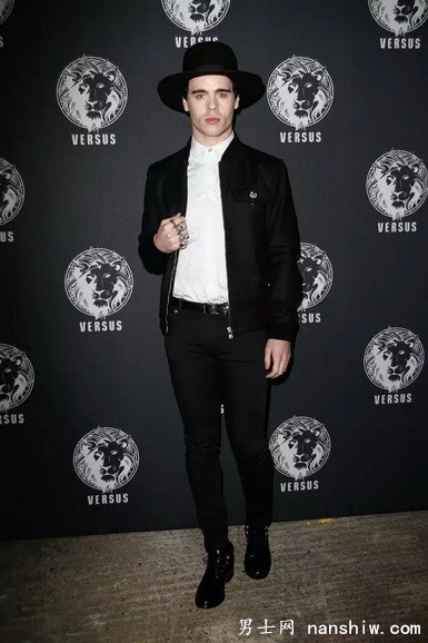 װƪVersus Versace 2017ϵʱװ㣺ȷƵȫ¶