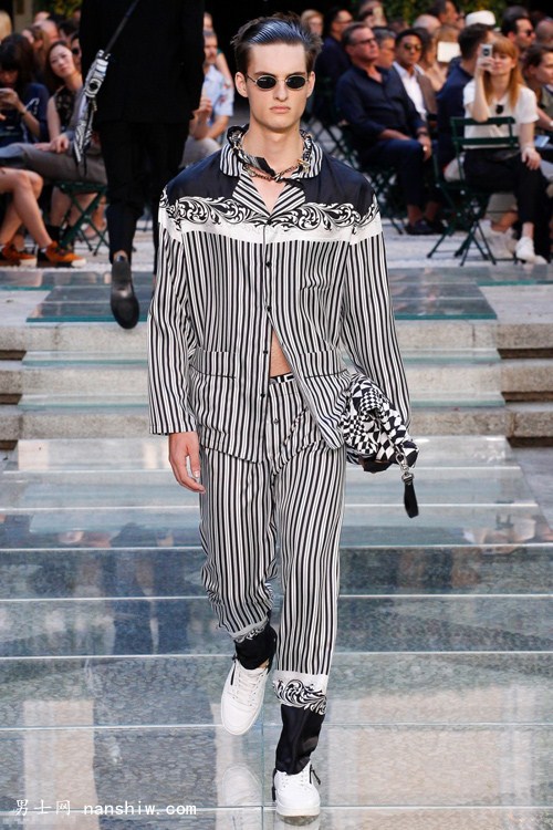 Versace ˼2018װϵУѼĴ