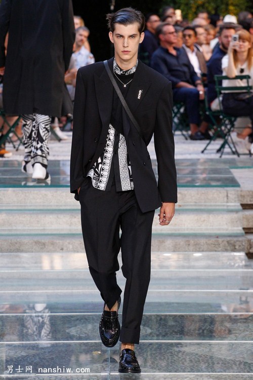 Versace ˼2018װϵУѼĴ