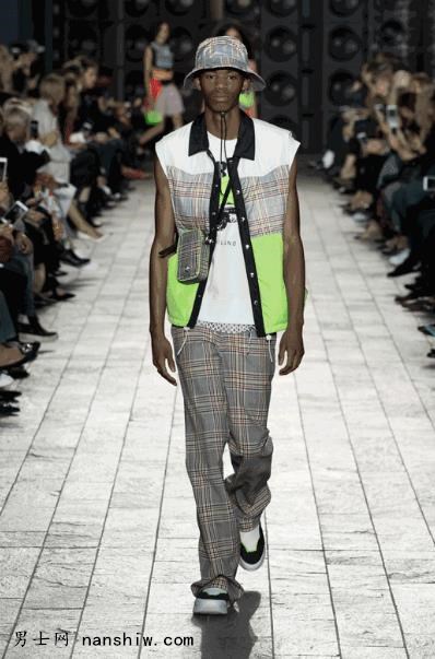 Versus Versace 2018ϵװƪ| ŦԼ90ĦԪصײ