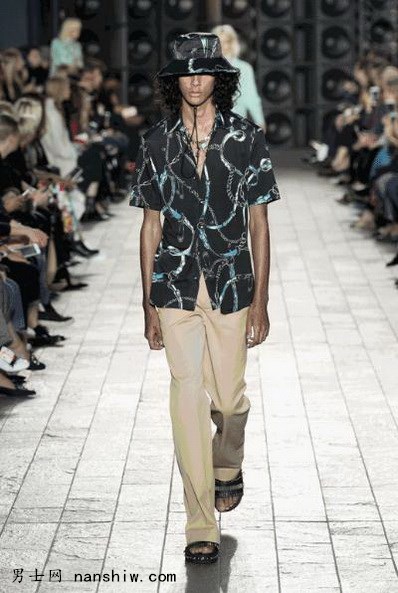 Versus Versace 2018ϵװƪ| ŦԼ90ĦԪصײ