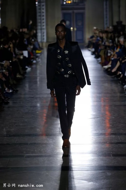 װƪ| Clare Waight Kellerдļϣʱ֮·