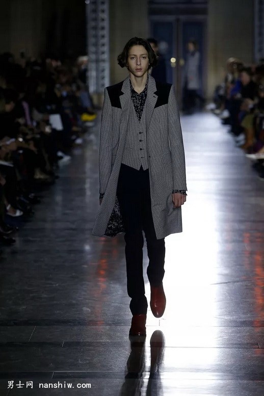 װƪ| Clare Waight Kellerдļϣʱ֮·