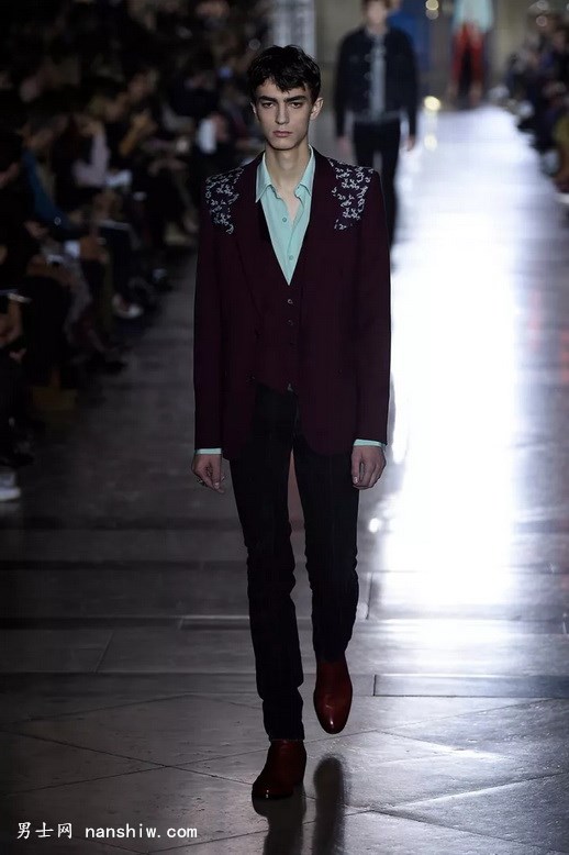 װƪ| Clare Waight Kellerдļϣʱ֮·