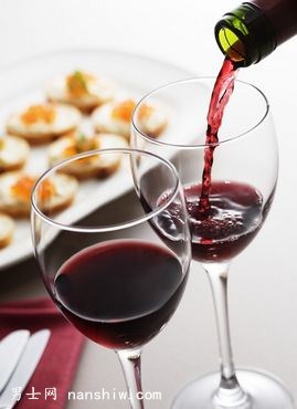 红酒倒多少为最好?红酒为什么不能倒满?