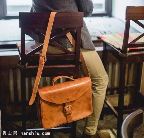 男包搭配有讲究,5款包包这样拿才对