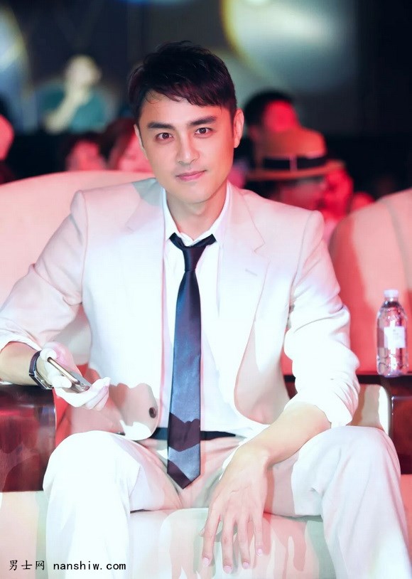探秘星橱:男星西服穿搭秘笈