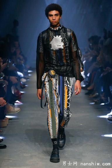 װƪVersus Versace 2017ϵʱװ㣺ȷƵȫ¶