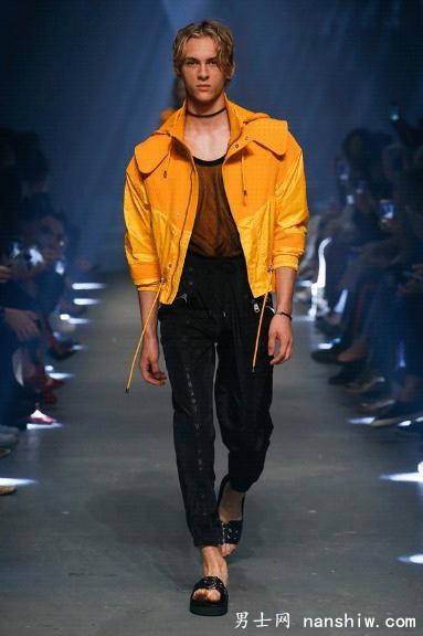 װƪVersus Versace 2017ϵʱװ㣺ȷƵȫ¶