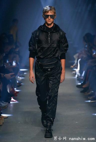 װƪVersus Versace 2017ϵʱװ㣺ȷƵȫ¶