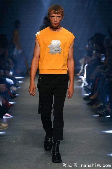 װƪVersus Versace 2017ϵʱװ㣺ȷƵȫ¶