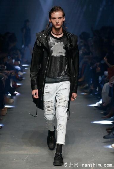 װƪVersus Versace 2017ϵʱװ㣺ȷƵȫ¶