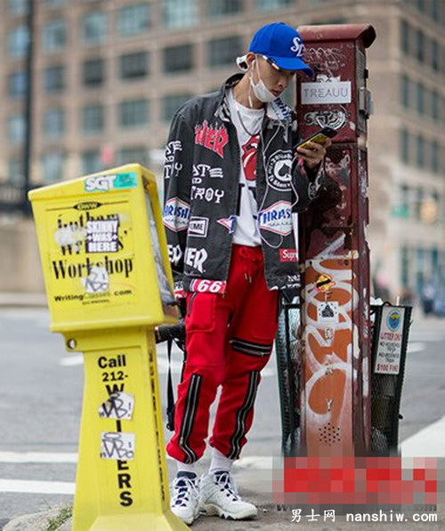 街头感十足的嘻哈装扮,其中一款亮色的字母印花帽子,能让整身搭配