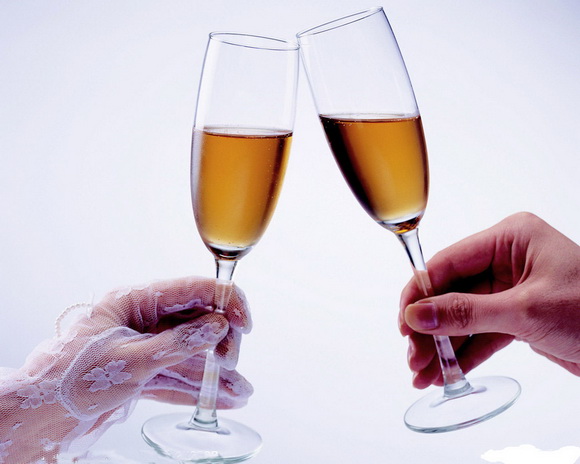 喝酒为什么要碰杯子?有什么含义吗?