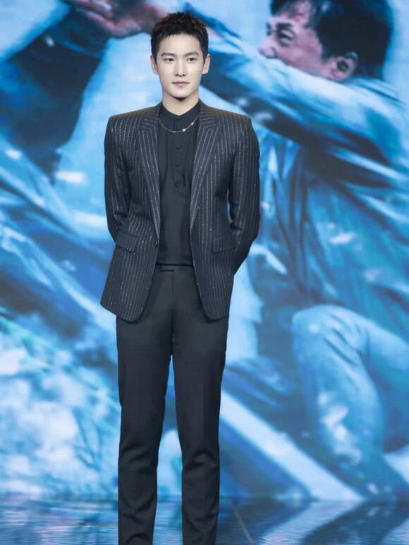 杨洋银边条纹西装穿搭,帅气养眼_明星服装搭配图_男士网