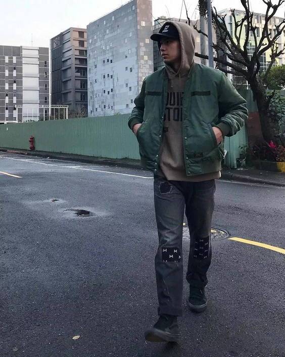 连帽卫衣衣橱必备单品,穿搭技巧助你穿成潮男