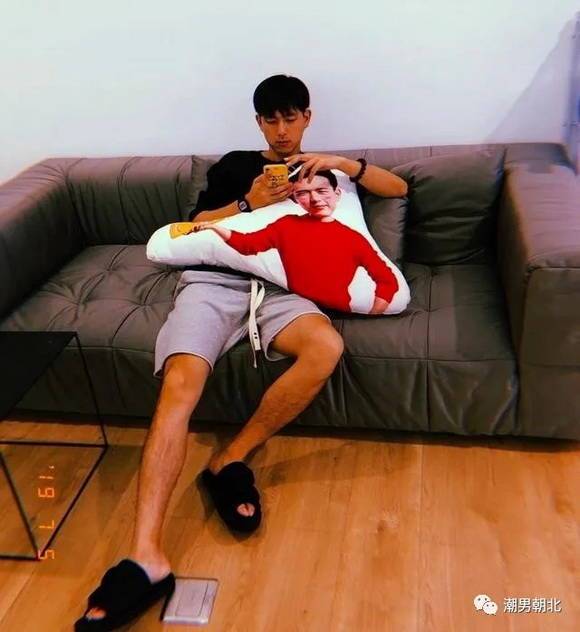 4套男生短裤简约时尚搭配,尽显夏日潮男风格