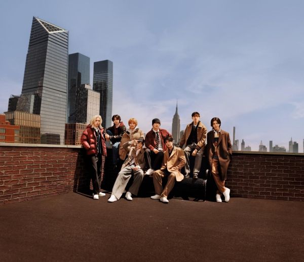 ŦԼУдӡ STRAY KIDSΪTOMMY HILFIGER 2024ﶬϵŦԼʱдƬ